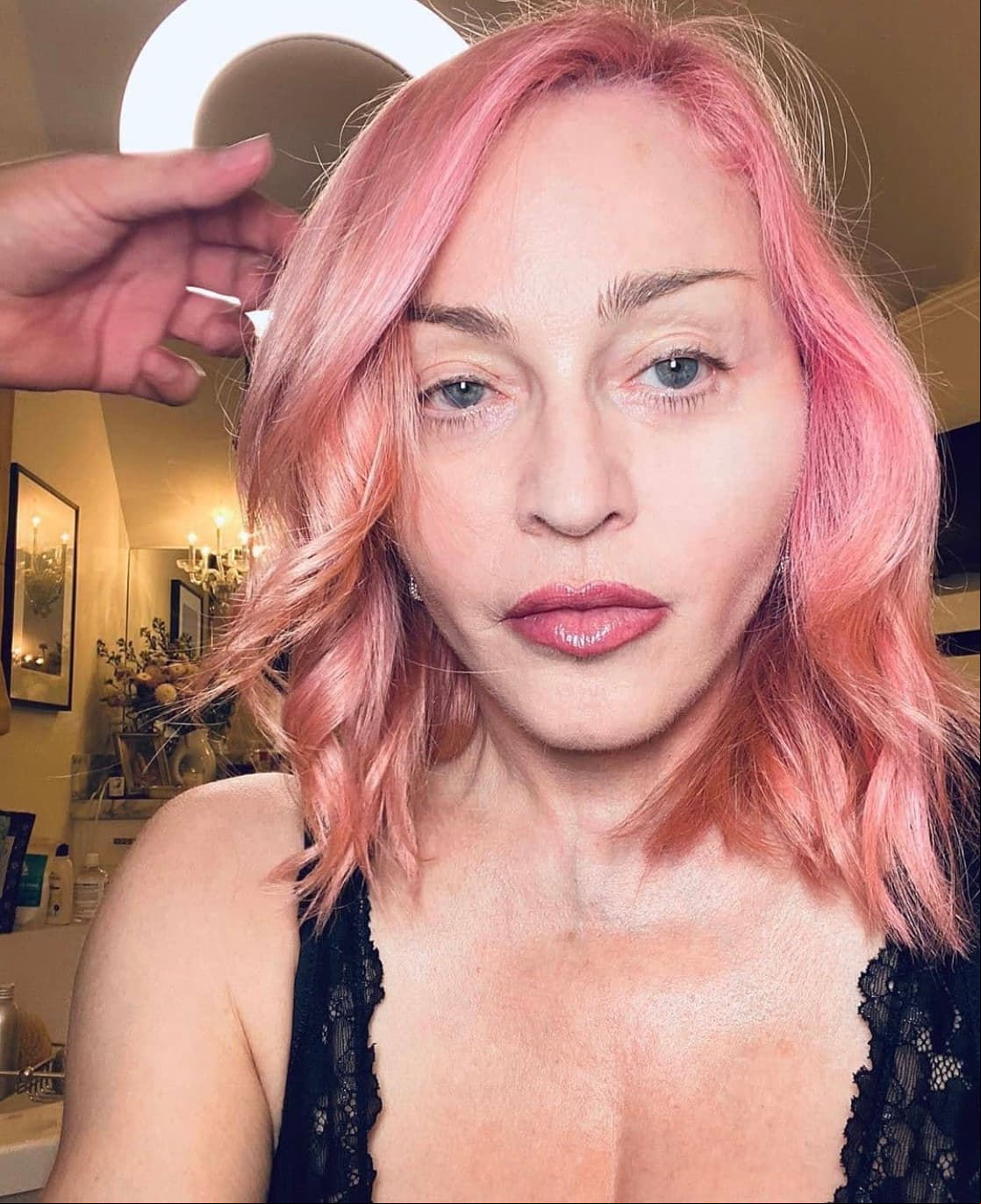 Madonna se tiñó el pelo de color rosa.