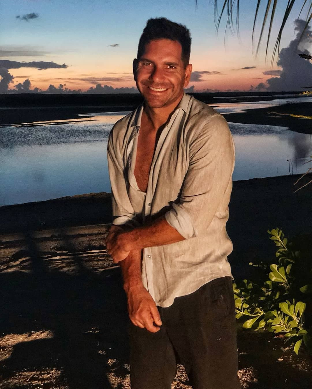 Aún no se revelan los detalles del rol que el actor keniano llevará en la nueva versión, sin embargo, se sabe que la historia mantendrá la trama alrededor de las gemelas que intercambian vidas, pero con una narrativa actual.