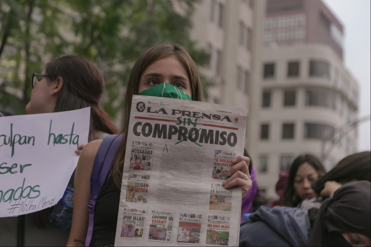 Mujeres de contingente feminista tomaron Av. Paseo de la Reforma para exigir justicia por el feminicidio de Ingrid Escamilla.