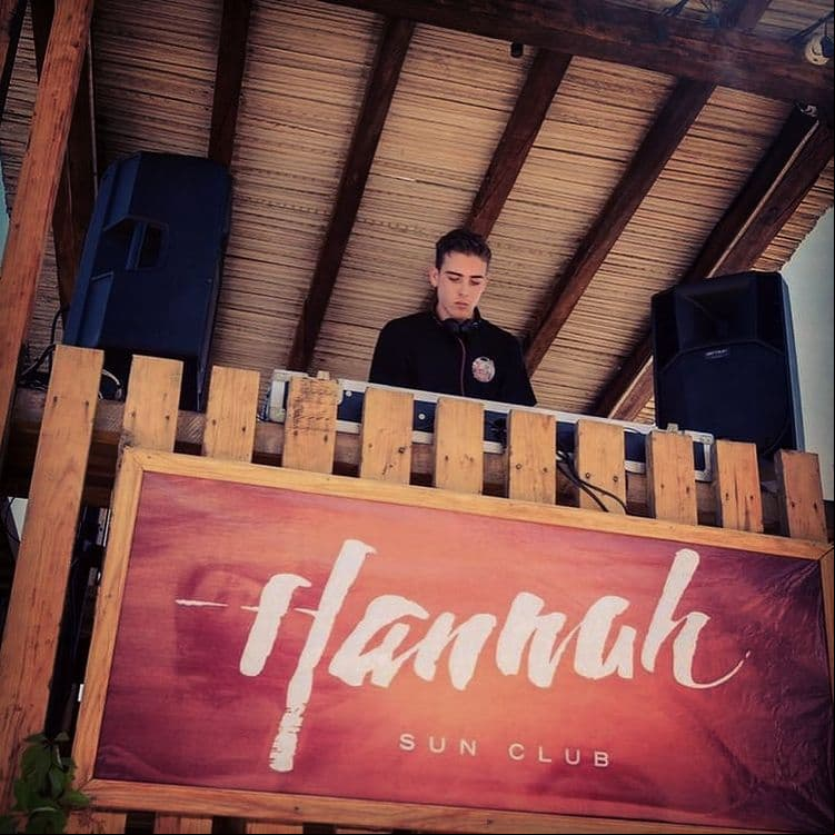 A través de sus redes sociales, Nico muestra un poco de cómo trabaja como dj, tocando en alguno de los lugares más exclusivos de México como en Hannah, en Acapulco Guerrero.
