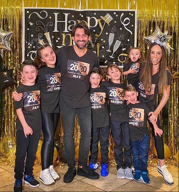 "Ahora si ya es 2020!!!! Qué sea un año maravilloso para cada una de ustedes.Qué sea un año lleno de Dios, de salud, de amor, de risas, de alegrias y un sin fin de bendiciones. Mis mejores deseos para ustedes siempre", escribió la conductora de Familias Frente el Fuego, Inés Gómez Mont, debajo de una fotografía que muestra a sus seis hijos y a su esposo Víctor Álvarez, celebrando en familia.