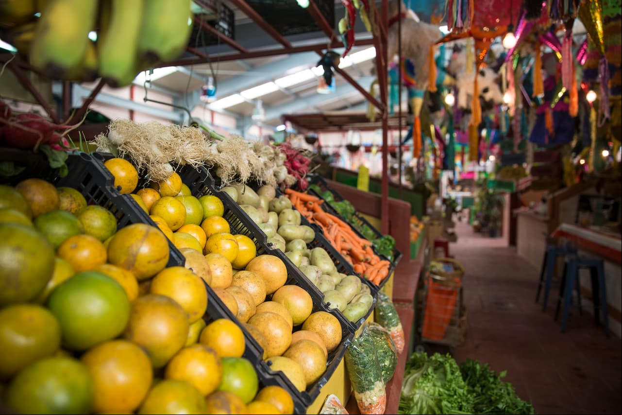 Algunos de los productos del mercado son reales, como la fruta y la verdura. Estos se cambian cada semana y al final de la grabación se reparten entre el equipo de producción.