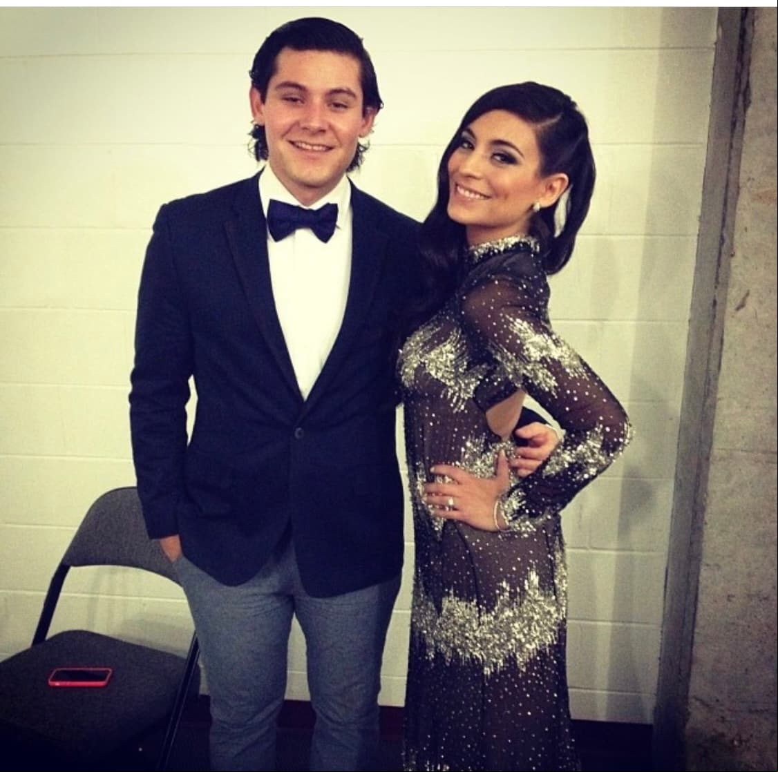 De igual forma, Alberto ha acompañado a su hermana en diversos compromisos, como esta diapositiva de hace algunos años en la entrega de los Premios Juventud.