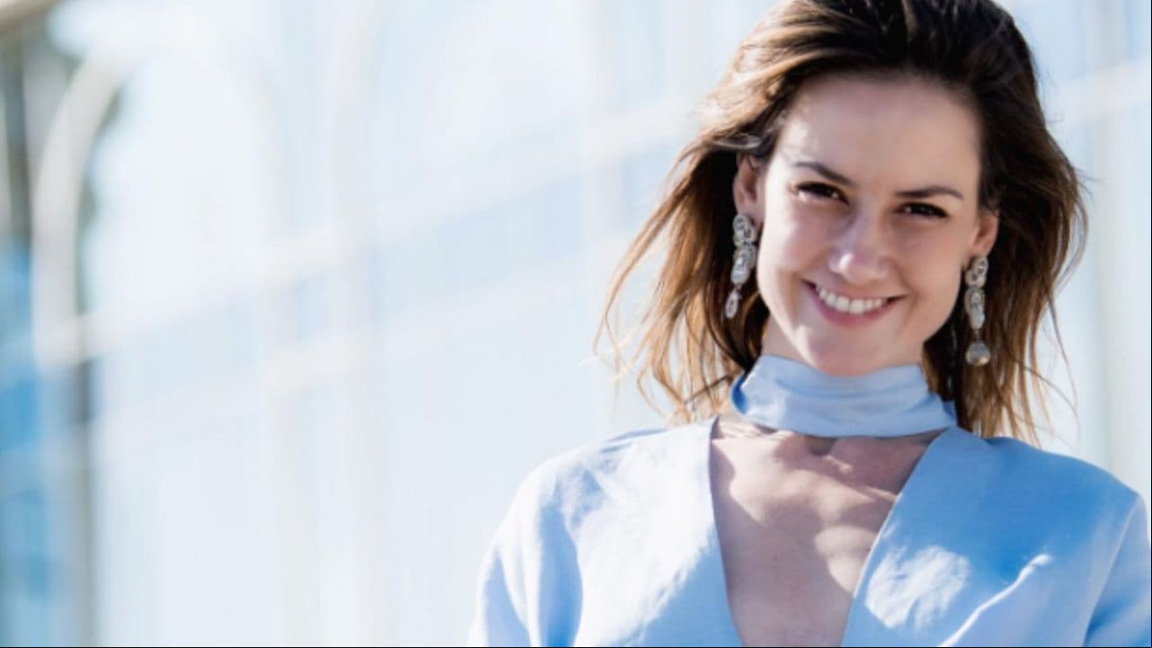 Altair Jarabo se impone con elegante atuendo azul eléctrico