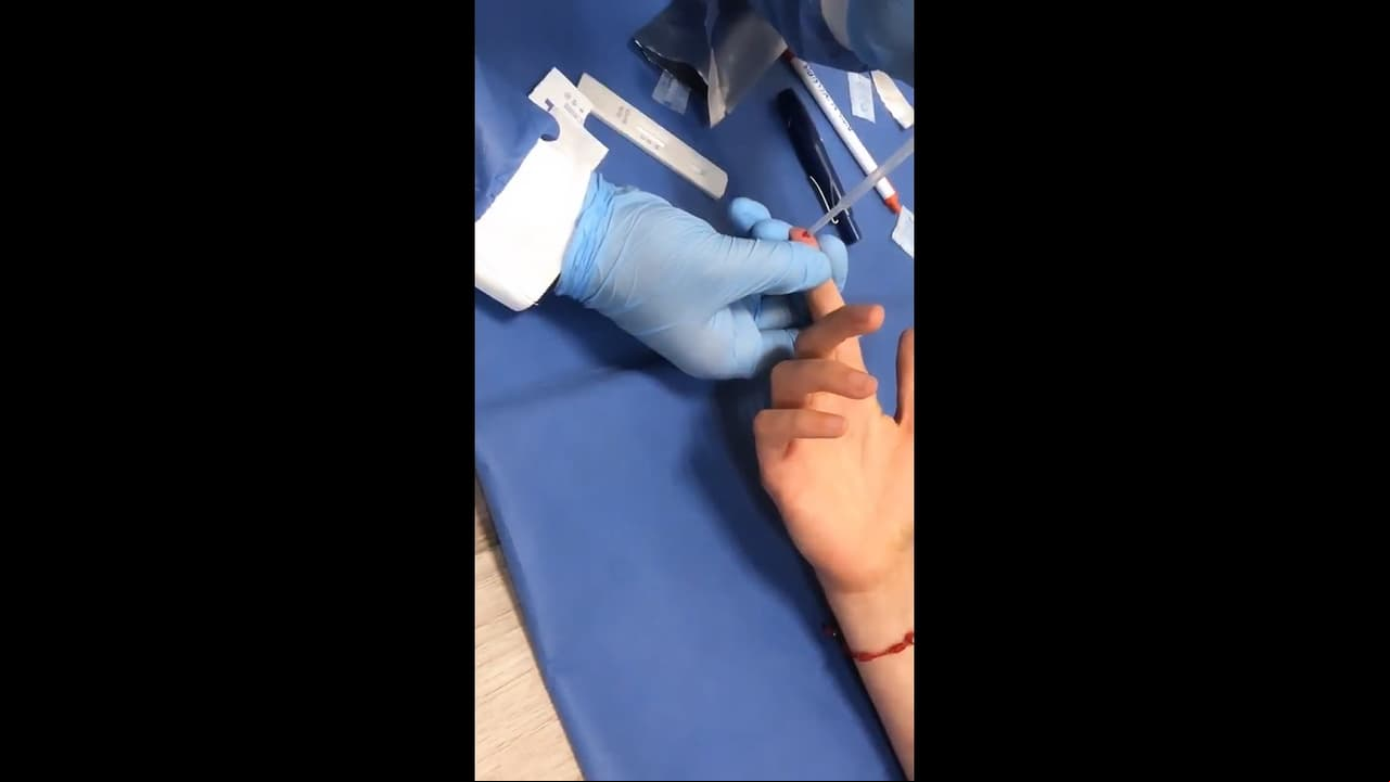 “Me están haciendo la prueba. Así se hace la prueba, esta es la sencilla para saber. El resultado sale en un ratito. Auch”, comentó la actriz, quien desde septiembre pasado que se convirtió en mamá no ha dejado de presumir lo plena y feliz que está con el nacimiento de su primogénito.