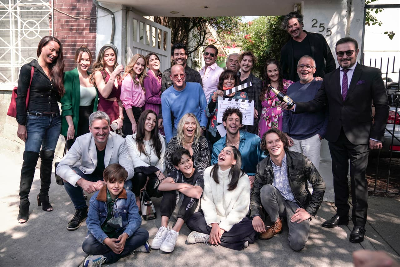 Todo el elenco de esta esperada producción poso para las cámaras.