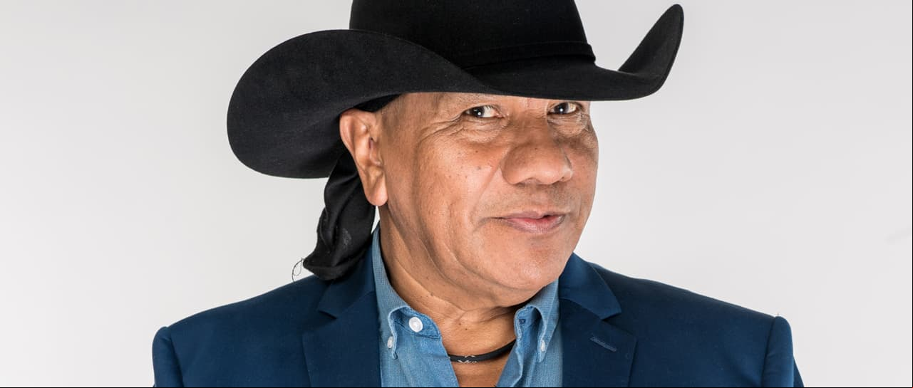 Un Bronco estricto, pero amoroso en Pequeños Gigantes