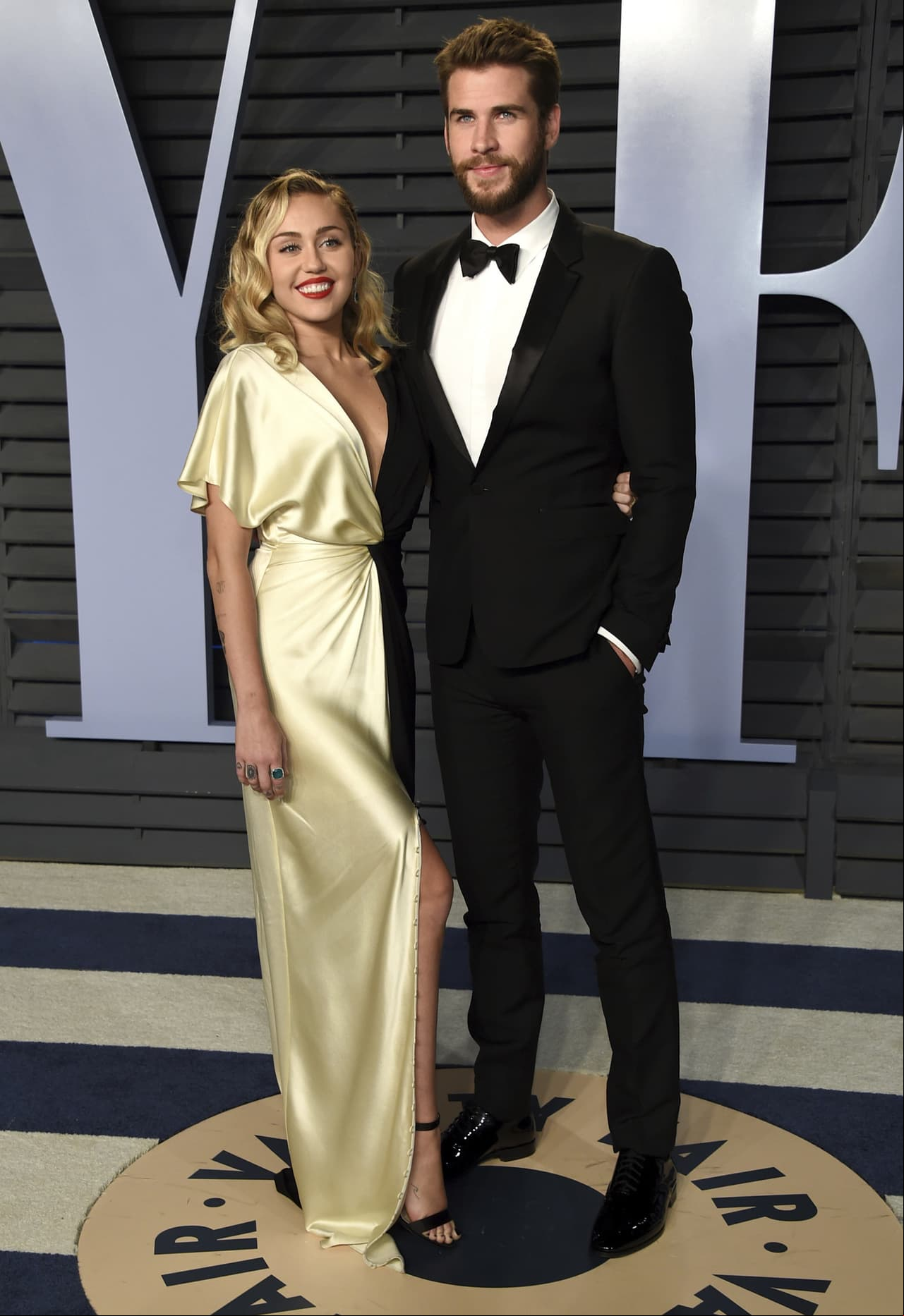 Miley Cyrus y Liam Hemsworth en la fiesta del Óscar de Vanity Fair de 2018
