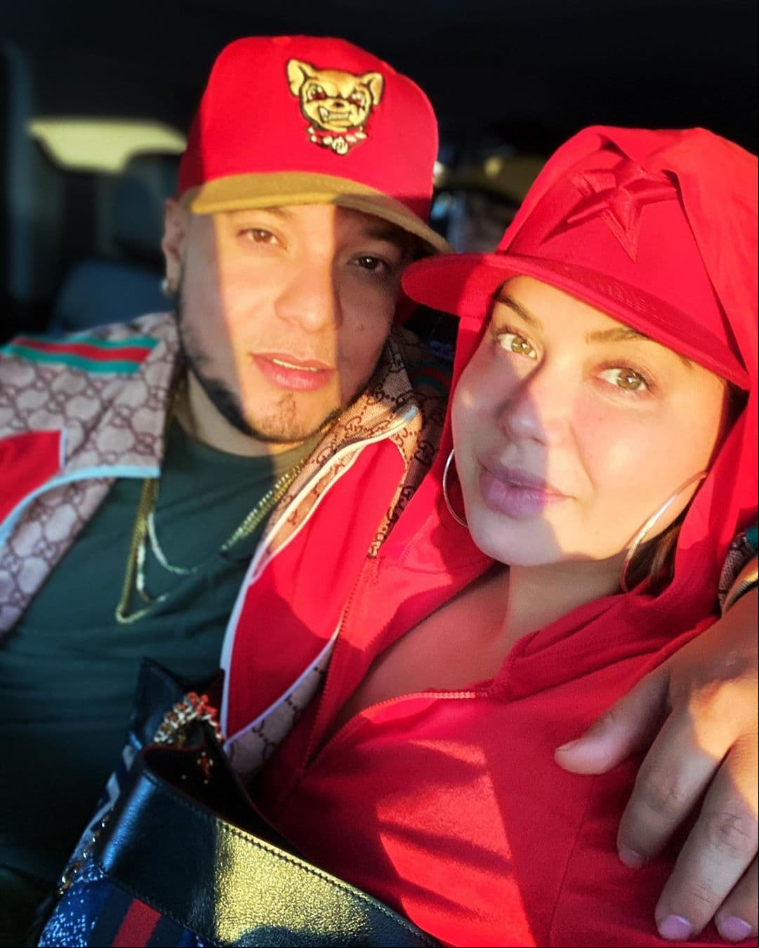 La noche del 1 de julio del año pasado, Chiquis y Lorenzo hicieron una transmisión en vivo en Instagram en la que hablaron de la polémica con el personal de seguridad, revelando que solo querían pasar un buen rato y que la boda no se había vendido a ningún medio de comunicación.