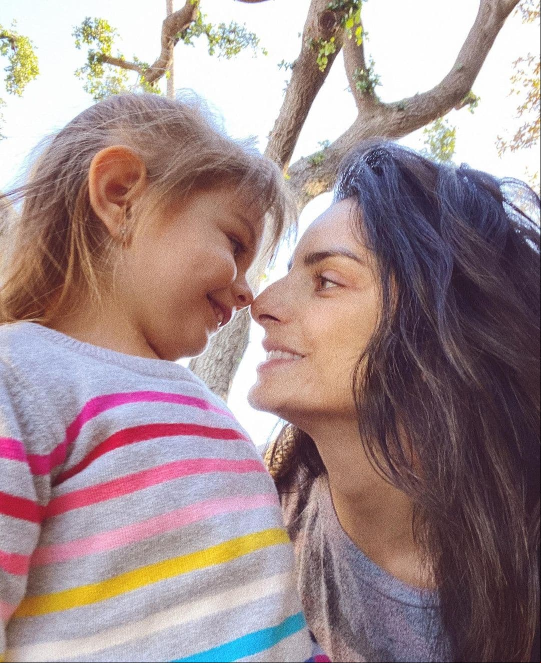 "Hoy hace 3 años nació una personita que me cambió la vida para siempre, lo que más amo en este mundo y por quién me siento la más viva y feliz, quien me inspira a trabajar todos los días en mí, quien ha sacado mi lado más guerrero y quien me inspira a ser responsable, fuerte y feliz para poder darle el ejemplo de todo aquello que ella puede lograr. Me llena el corazón ver lo feliz que eres y no puedo estar más orgullosa de ti", comentó la actriz.