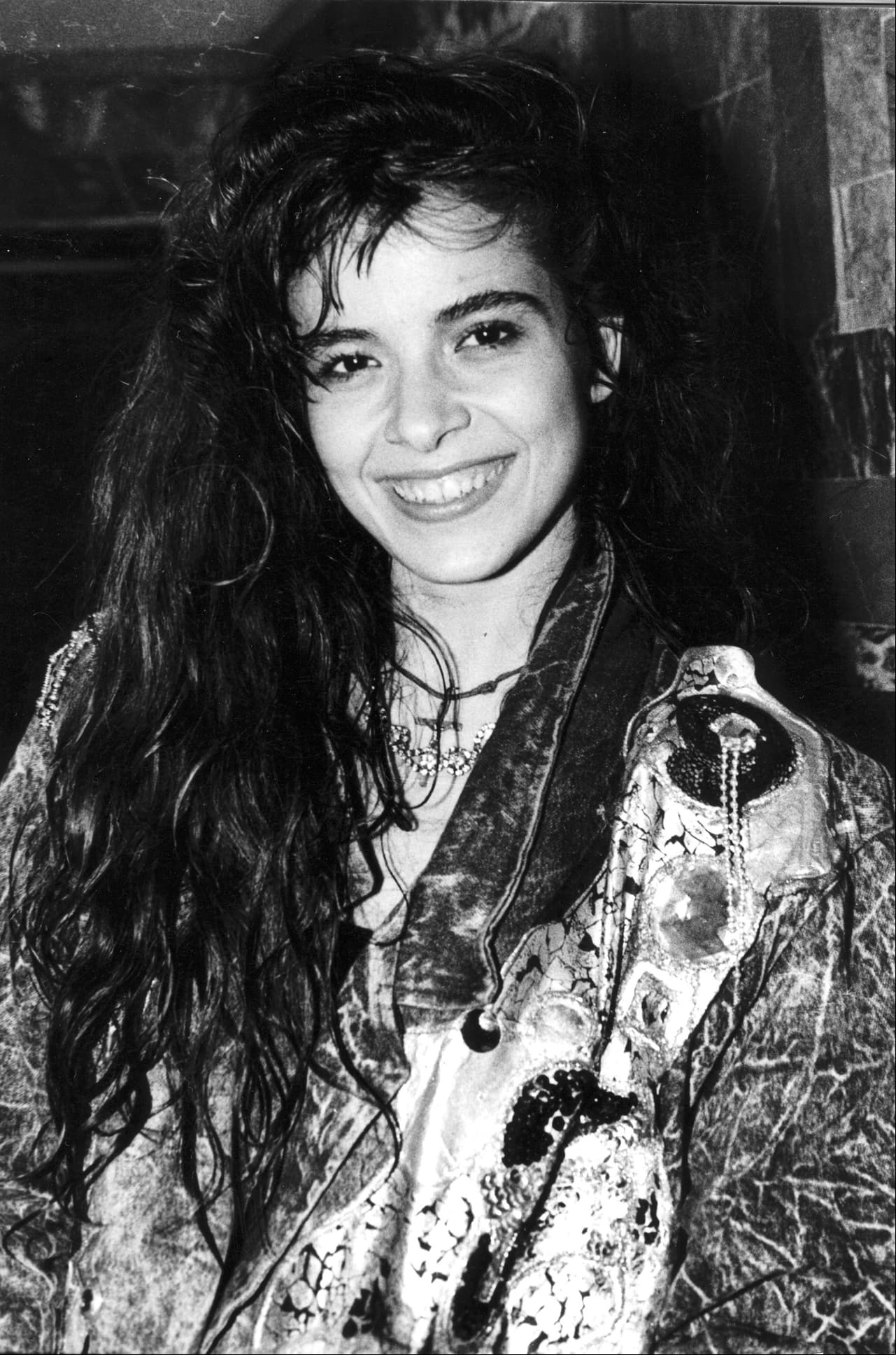 Gloria de los Ángeles Treviño Ruiz nació el 15 de febrero de 1968 en Monterrey, Nuevo León, donde conoció su pasión por la música desde muy pequeña. A la edad de 15 años se trasladó a la Ciudad de México para buscar su primera oportunidad en el medio.