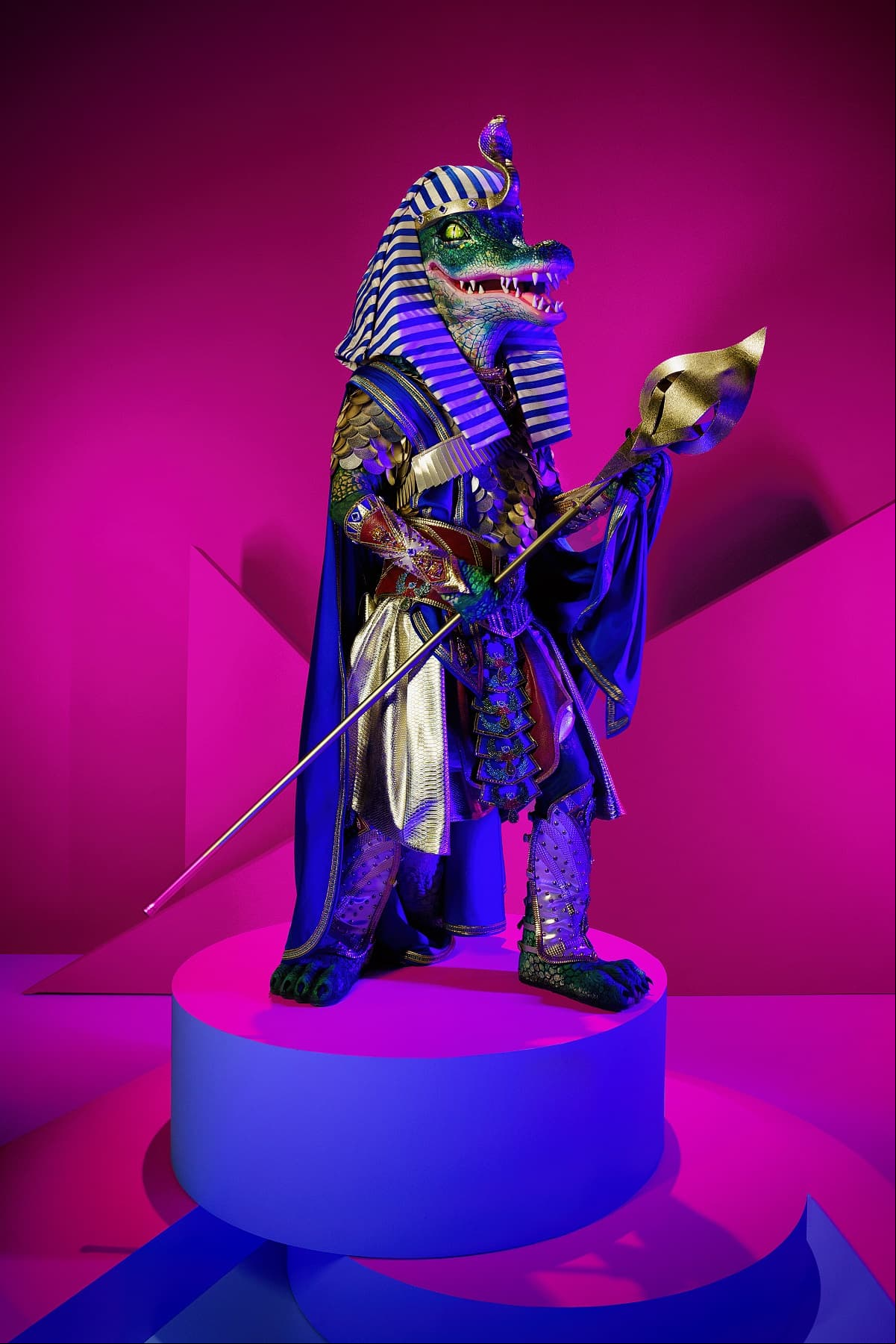 Rey Egipcio es un faraón de la antigua civilización del Nilo que fue momificado. Al volver a la vida decide perseguir el sueño que tuvo hace 5,000 años, ser una gran cantante.