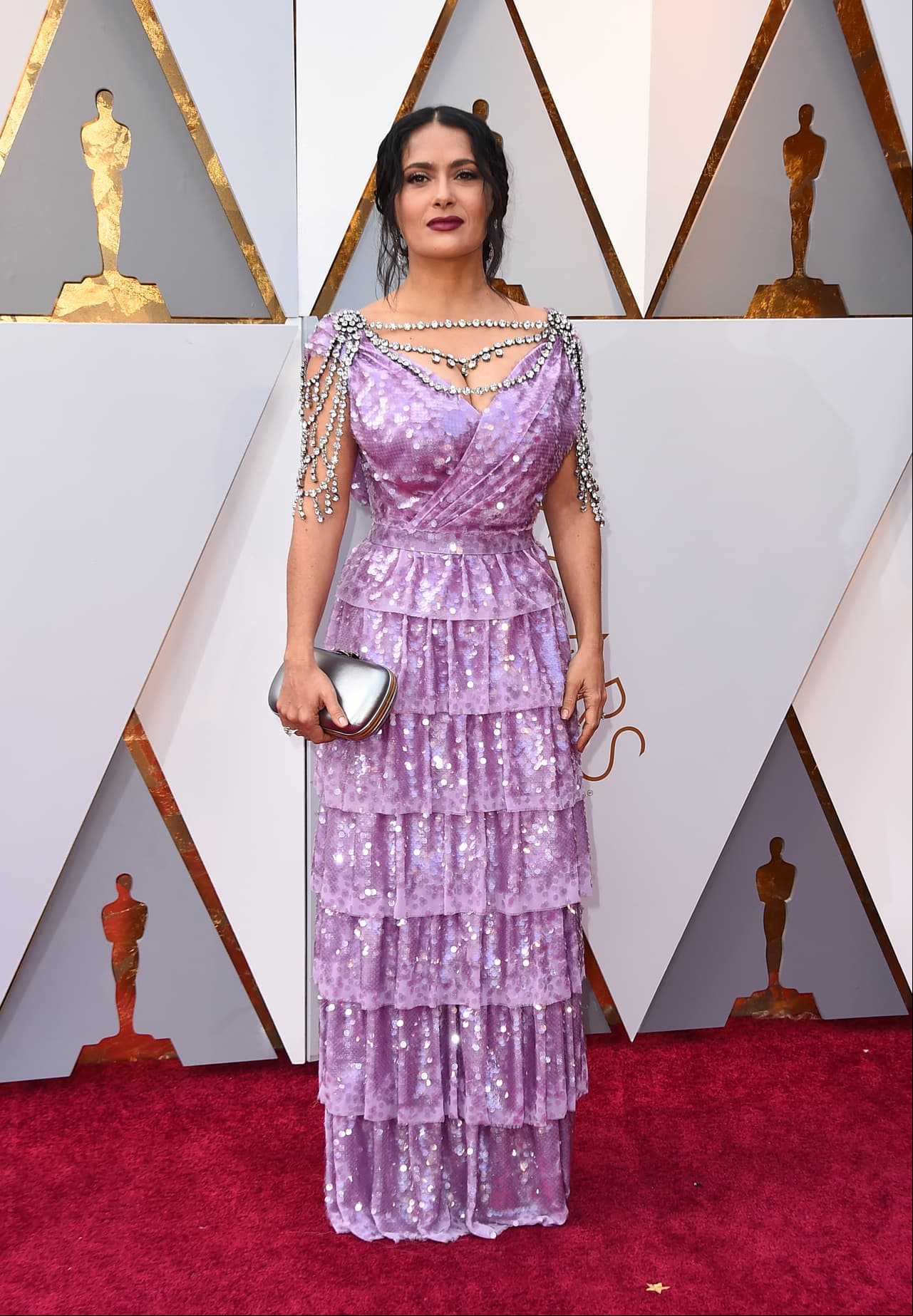 Salma Hayek no logró brillar en la alfombra roja con su vestido Gucci y se colocó entre las peor vestidas.