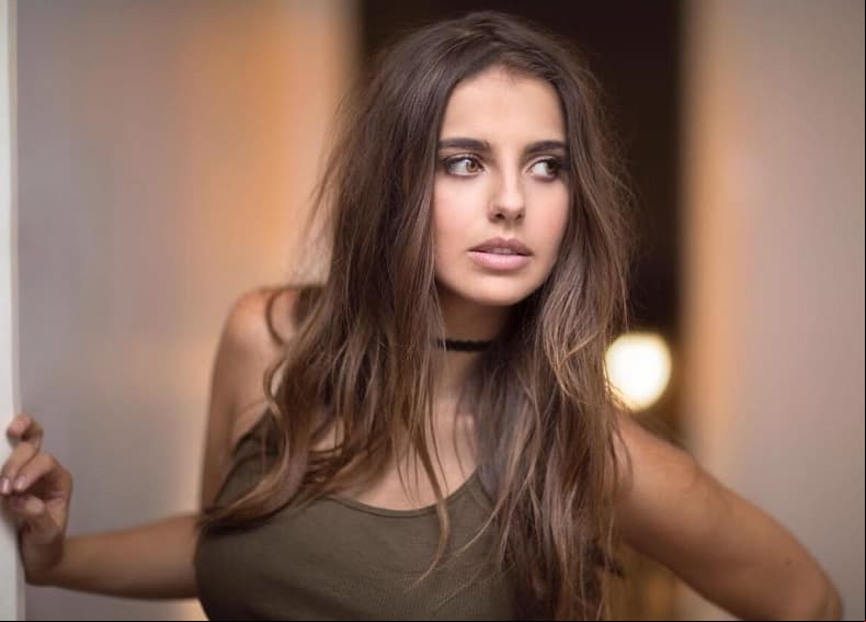 Michelle Renaud demuestra que es una mamá muy sensual al posar en lencería