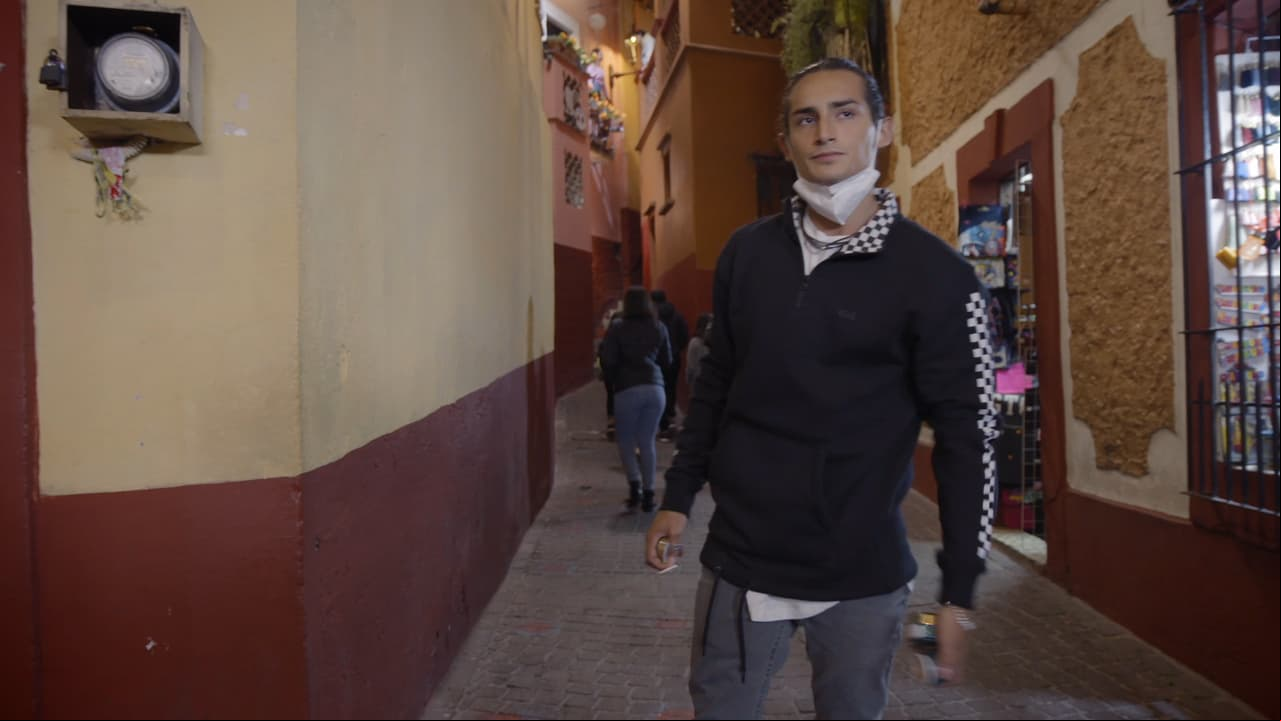 'Lalo' nunca se imaginó que su nuevo trabajo consistiría en vender cremas. Así que no le quedó de otra que ofrecerlas en la calle.