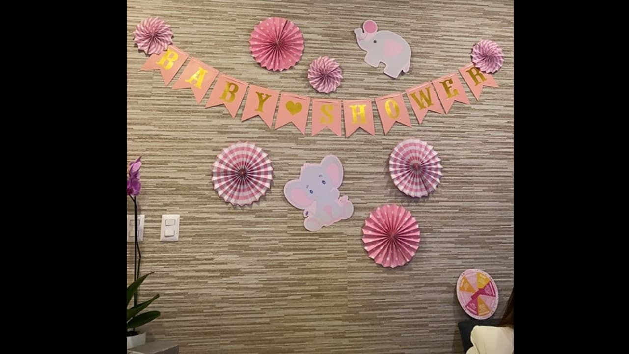 A través de su cuenta oficial de Instagram, la modelo brasileña compartió una serie de fotografías en las que dejó ver la decoración de la íntima fiesta, algunos de los obsequios que dieron e incluso le dedicó un mensaje a sus amigas, quienes fueron las que organizaron el evento.