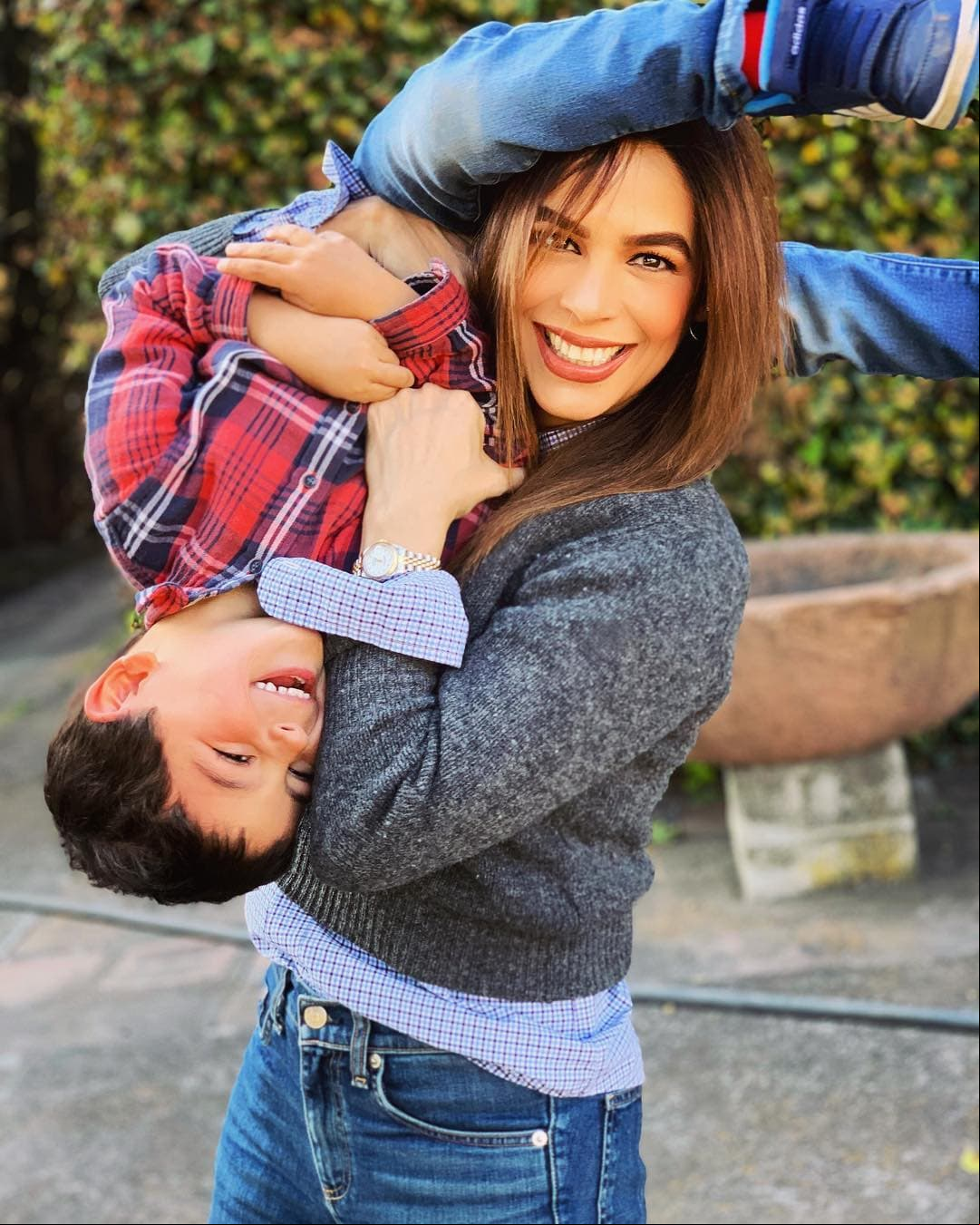 "Los años no pasan por ti", "Precisa, hermanita", "Qué bárbara, te ves súper linda y jovencita con el cabello así, tu hija es muy parecida a ti, hermosas las dos", "Ese corte de pelo te queda estupendo, te ves más joven", "Pareces hermana de Ana Pau y Ale", "Luces hasta más joven que tus hijas", "Una duda... ¿Qué nunca piensas envejecer? Estás guapísima y te vez espectacular seguro es solo el reflejo de tu interior", se lee junto a la publicación.