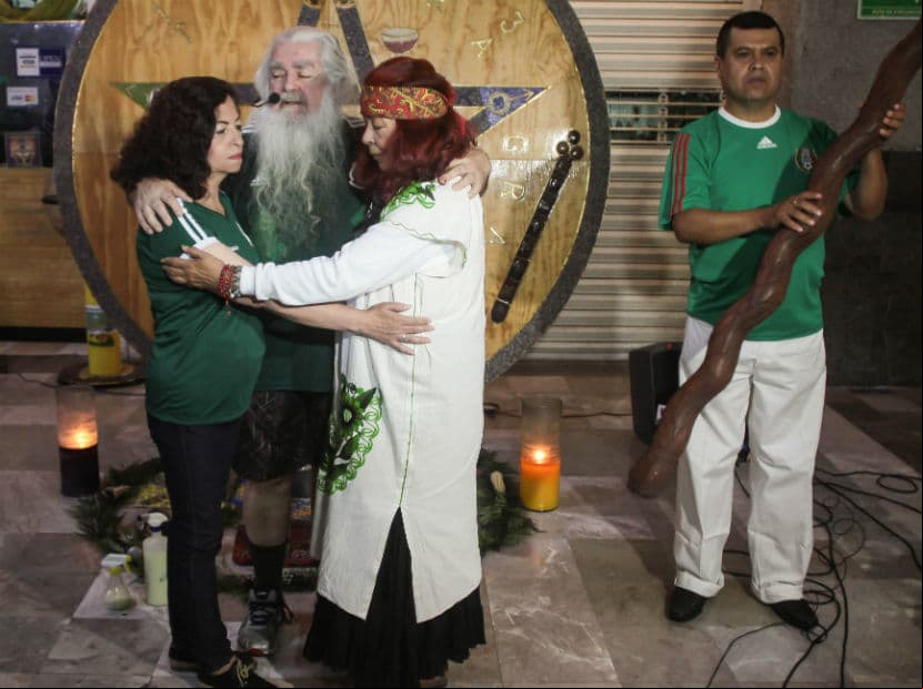 Con veladoras, un pentagrama, incienso, granos de maíz, un cráneo de vidrio, la estrella de David y un palo de agua, “El Brujo Mayor” realizó un conjuro para que México avance al quinto partido en el Mundial Rusia 2018.