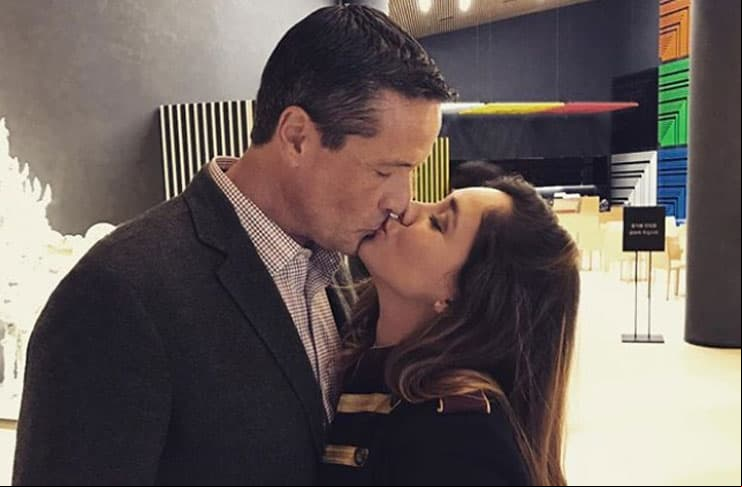 La relación parecía ir muy en serio, incluso Sherlyn recibió anillo de compromiso, pero las cosas tampoco salieron bien, y finalmente, en marzo de 2018, la actriz y el comunicador terminaron.