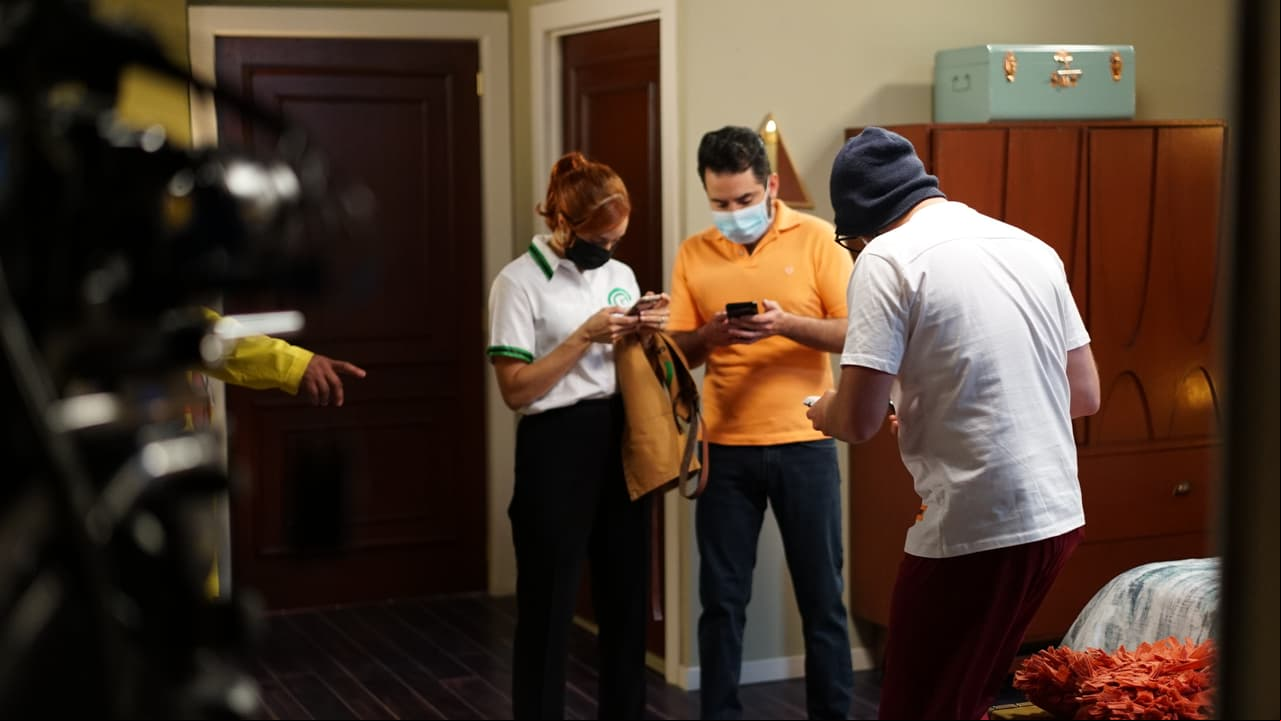 Como buenos millennials, ninguno descuida su celular durante grabaciones.