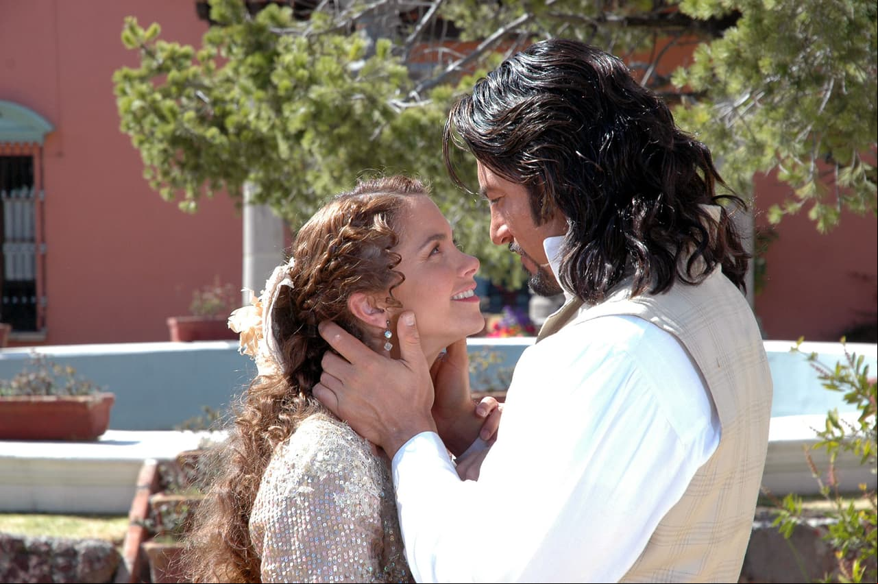 2. Esta no es la primera vez que Lucero y Fernando Colunga han trabajado juntos como pareja, pues en 2005 ambos protagonizaron 'Alborada', una telenovela de época que narró la vida de 'María Hipólita Díaz' y 'Luis Manrique'.