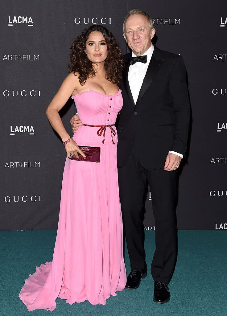 Como si se tratara de una película romántica, ambos compartieron mesa y fue amor a primera vista. La pareja llamó la atención de la prensa sa que no dudó en retratar este momento, que en su aniversario número 11, Salma compartió en su Instagram: “La mejor bendición que he tenido en mi vida es amor”.