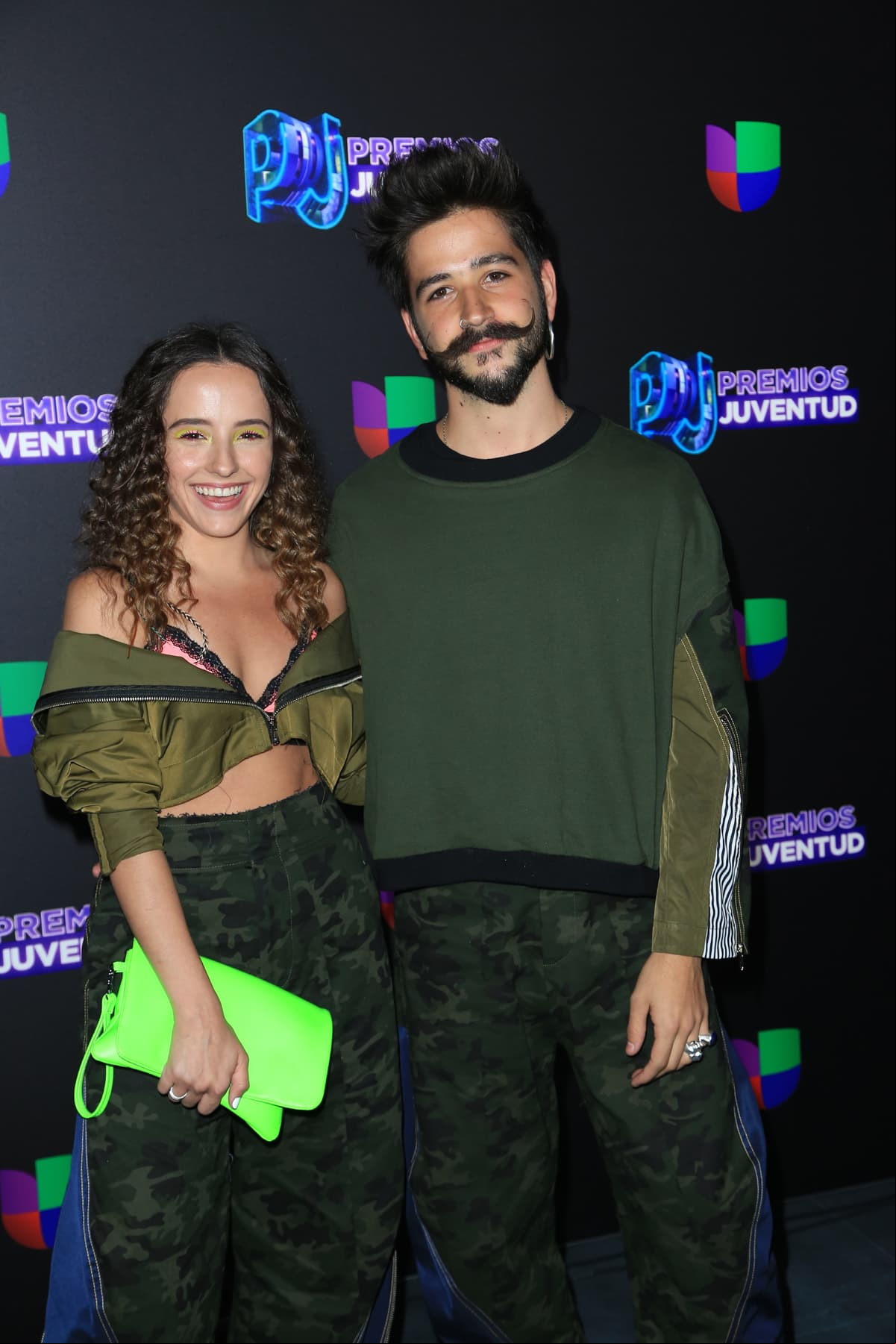El cantante Camilo acudió con su prometida Evaluna, hija de Ricardo Montaner, sorprendiendo a sus seguidores al elegir prendas en diferentes tonos verdes para coordinarse.