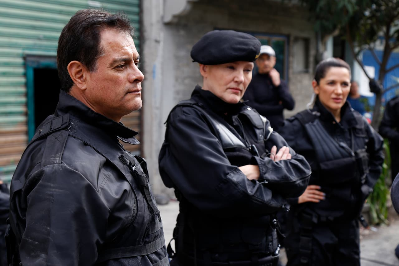 Anna Ciocchetti y el elenco de la serie escucha atentamente indicaciones para la escena en la que un convoy ataca al presidente.