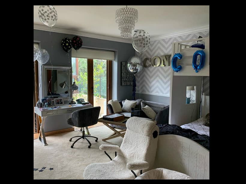 Posteriormente, dejó ver que la habitación de Constanza había sido decorada con globos de colores y estrellas negras. Y aunque la idea era que esto fuera una sorpresa, detalló que la adolescente las cachó: “Y nos descubrió en media sorpresa…”