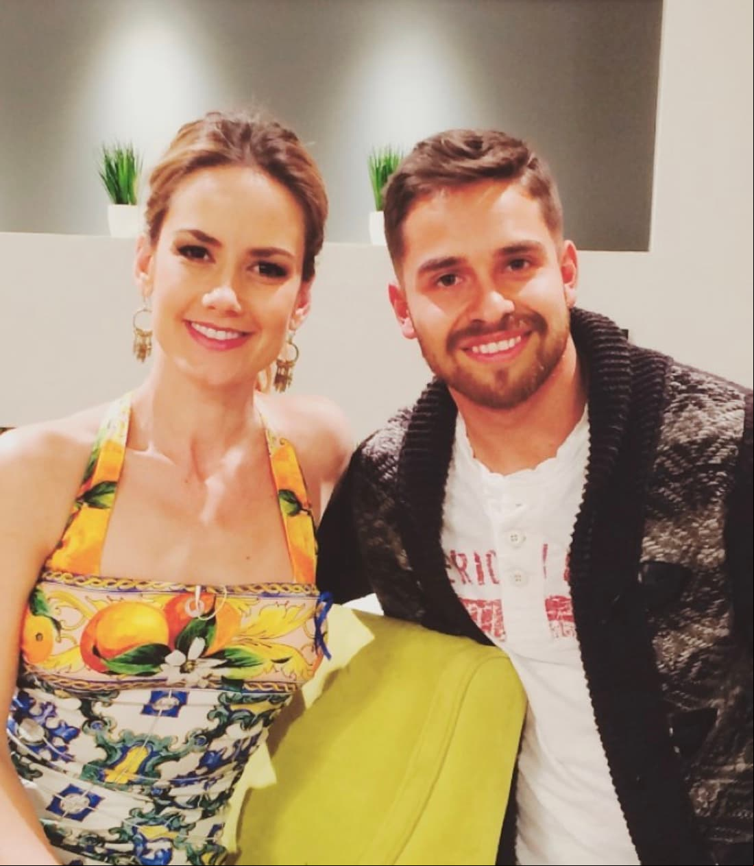 No obstante, al ser hijo de una celebridad, Diego ha tenido relación cercana con el medio y suele acompañarlo a algunas grabaciones o eventos.