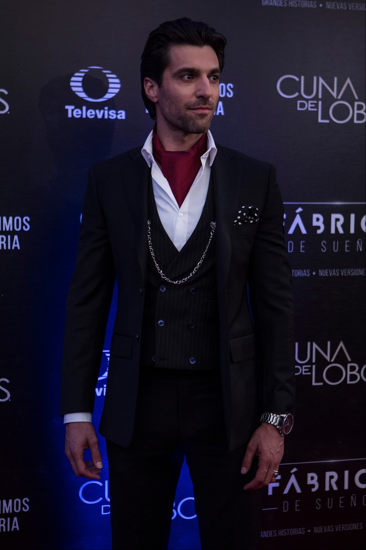 Osvaldo de León interpreta al periodista 'Luis Guzmán', quien: “Al principio estoy obsesionado con ella y el tráfico de diamantes, pero poco a poco se volverá una situación más personal y peligrosa. Él busca la verdad y se convertirá en la piedrita en el zapato de Catalina Creel”, explicó.