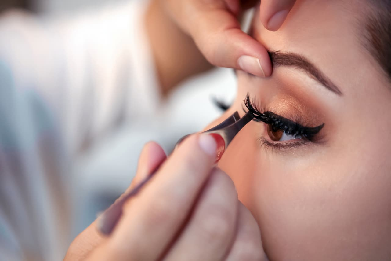 Se puso extensiones en las pestañas y ¡casi pierde la vista!