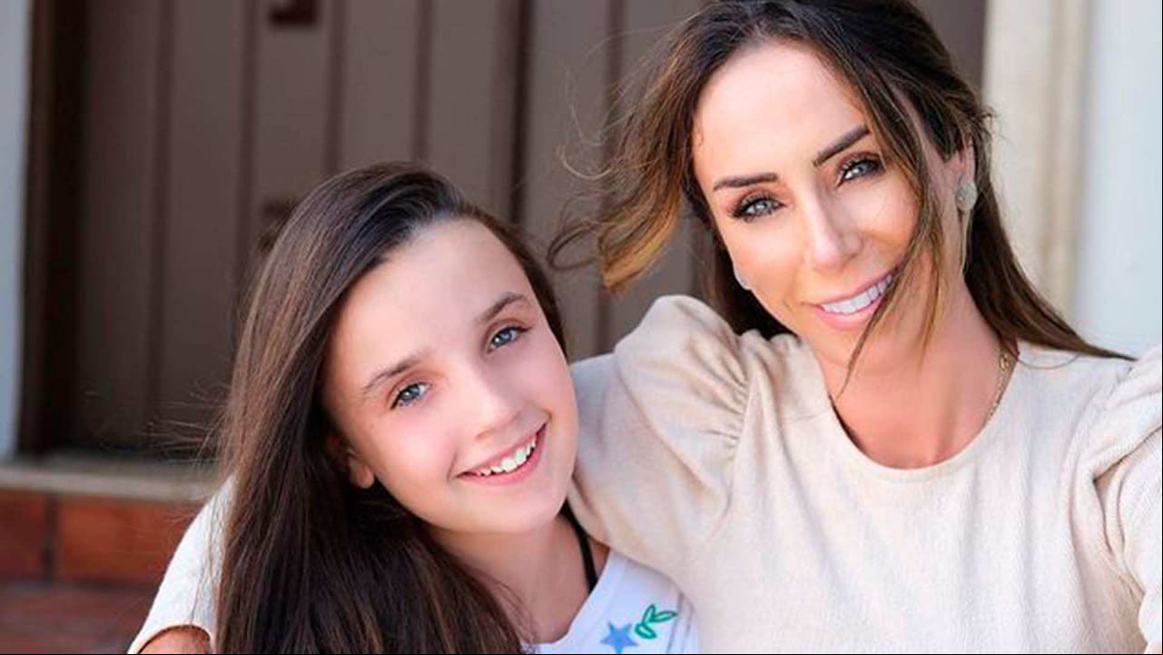 Inesita, hija de Inés Gómez Mont, enamora con su voz al interpretar un tema en inglés