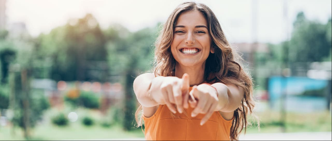 Mujer feliz coqueta