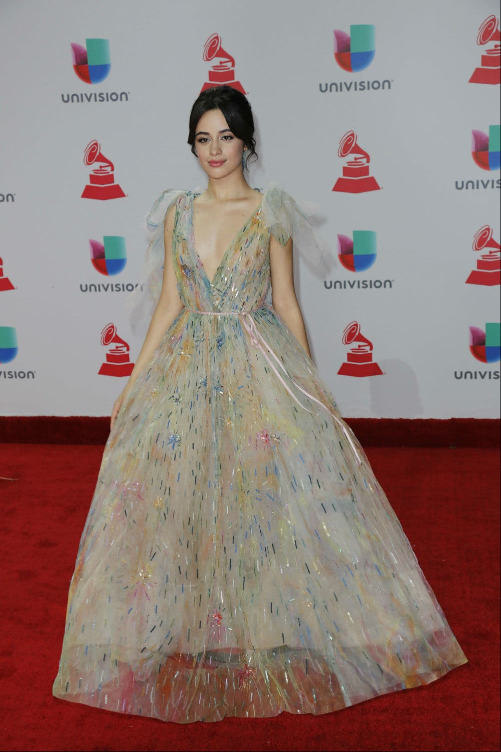Camila Cabello deslumbró con un vestido corte princesa y un escote que casi la pone en aprietos, pese a eso se coronó como la mejor vestida.