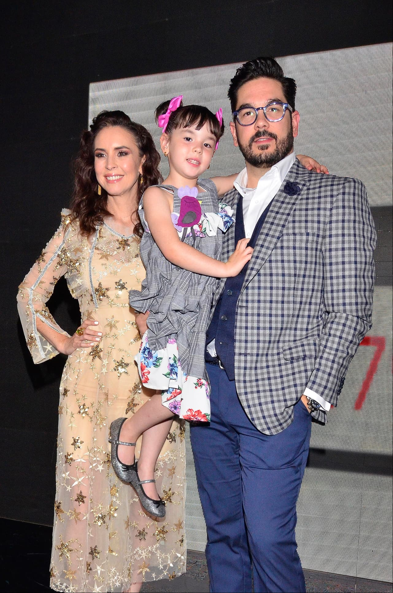 Pedro Ortíz dedica 'Cita a ciegas' a su hija Regina y su esposa Andrea de la Torre apoya al productor en su carrera.