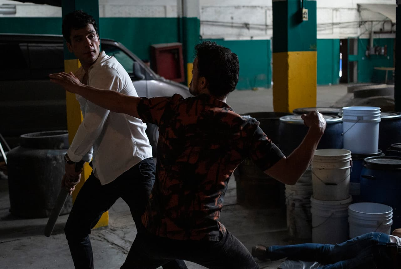 ¡Y enfrenta a golpes a 'Modesto'!