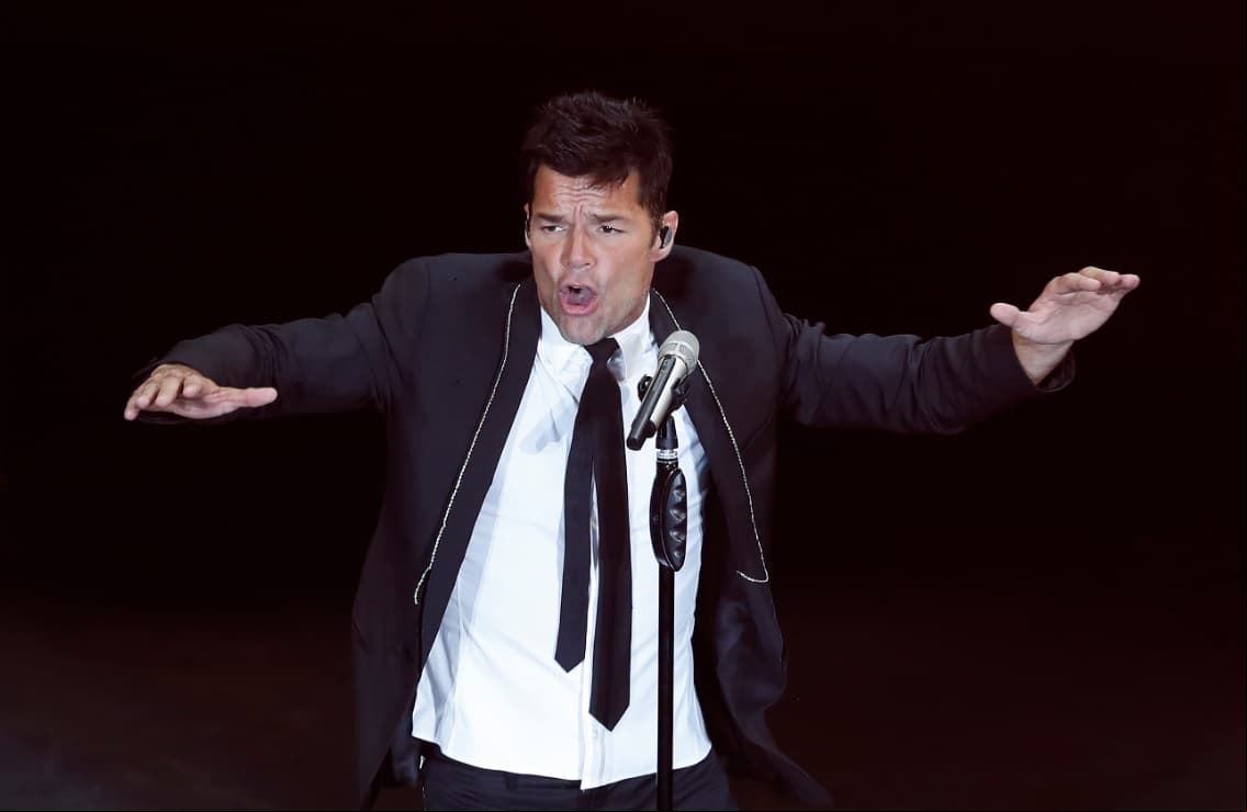 Ricky Martin sufre dolorosa lesión en el escenario