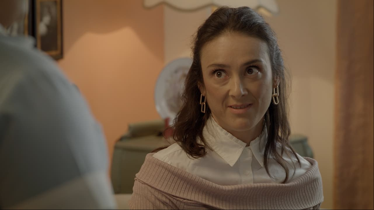 Sophie Alexander ha interpretado a Lauris, una de las inquilinas de su edificio que siempre ha estado enamorada de él y casi lo convence al saber que sus padres son ricos.