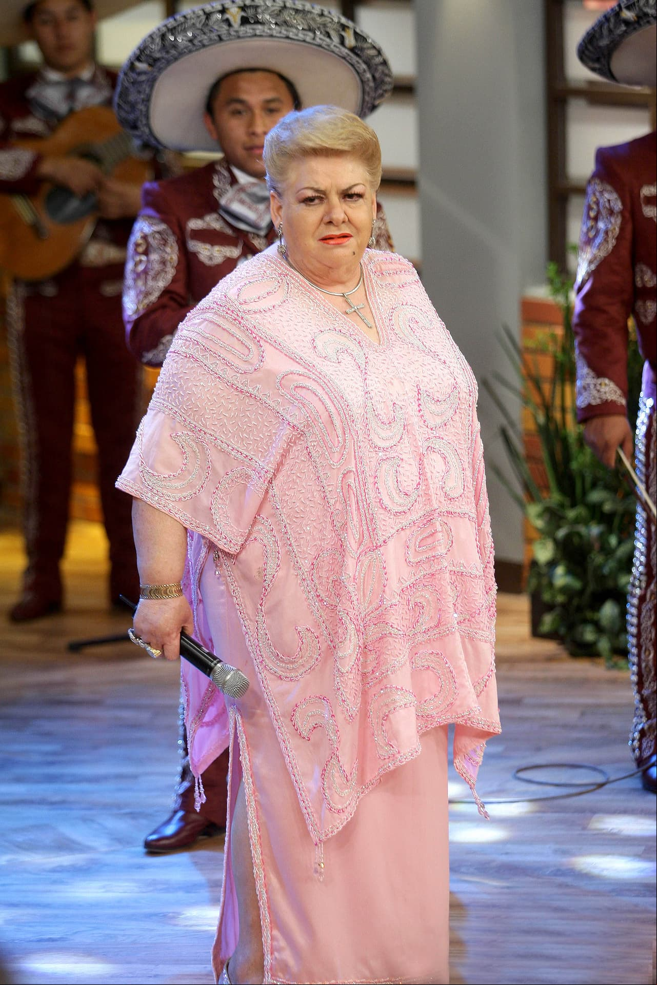 Representante de Paquita la del Barrio niega que la cantante esté grave