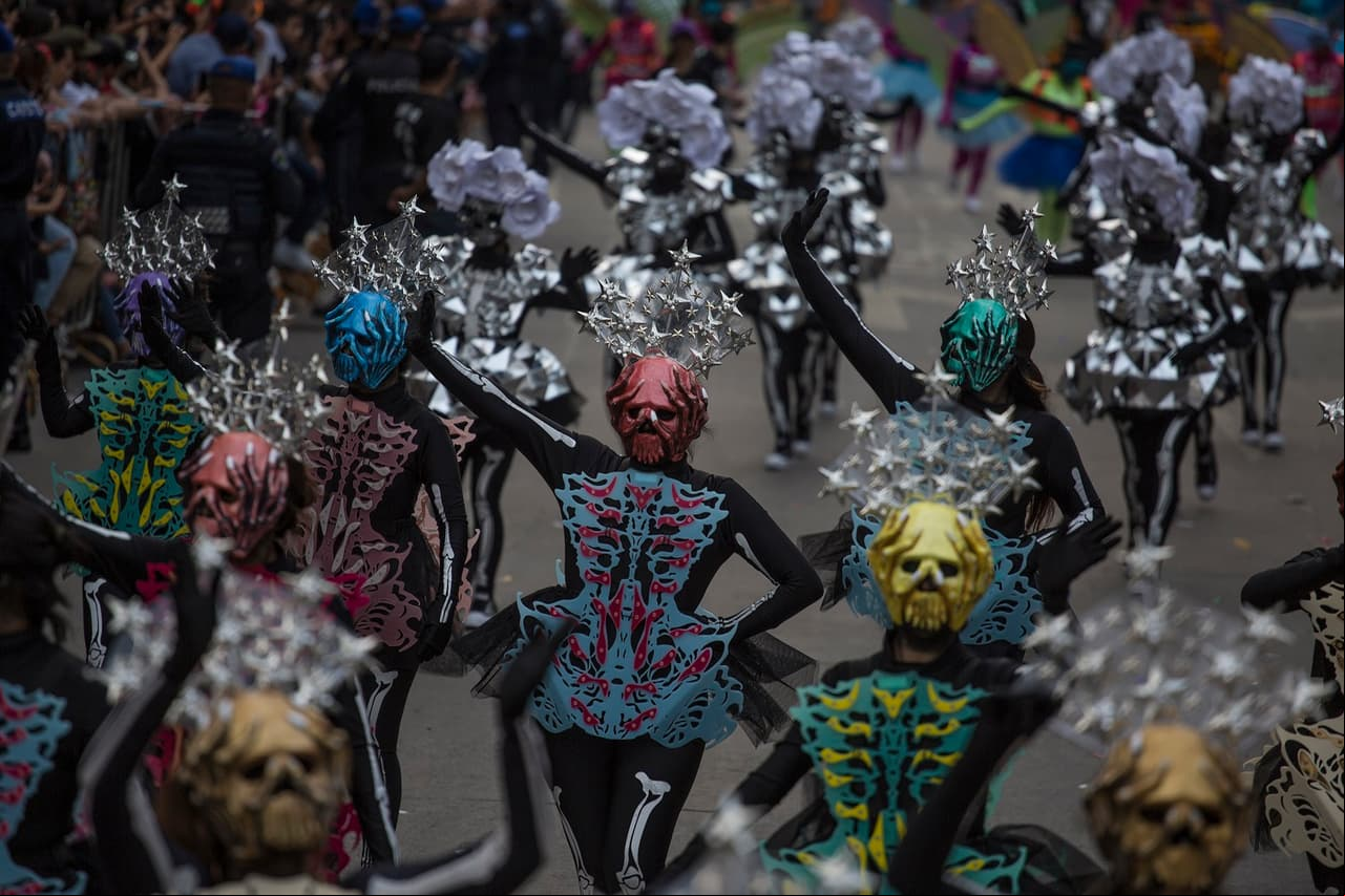 Las calaveras invadieron la Ciudad de México con bailes.