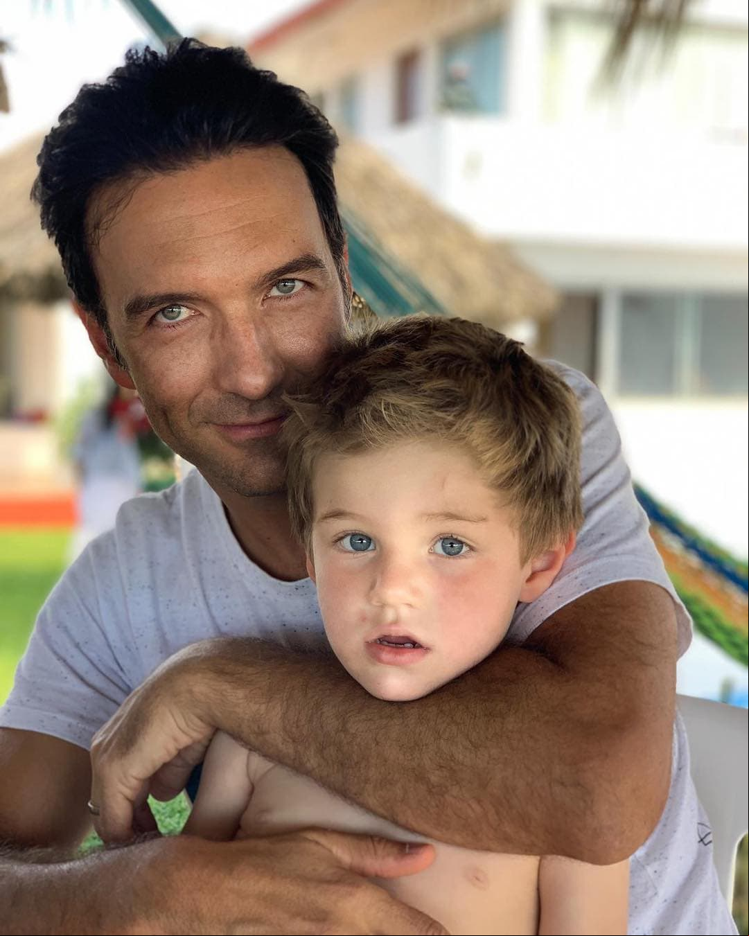 “Leo tiene mucha sensibilidad para poder leer a sus hijos, cosa que yo aún no tengo porque estoy aprendiendo a ser mamá. Él tiene un gran instinto, creo que es un papá nato", explicó Sandra a "Quien" de los dotes de su esposo como padre de familia.