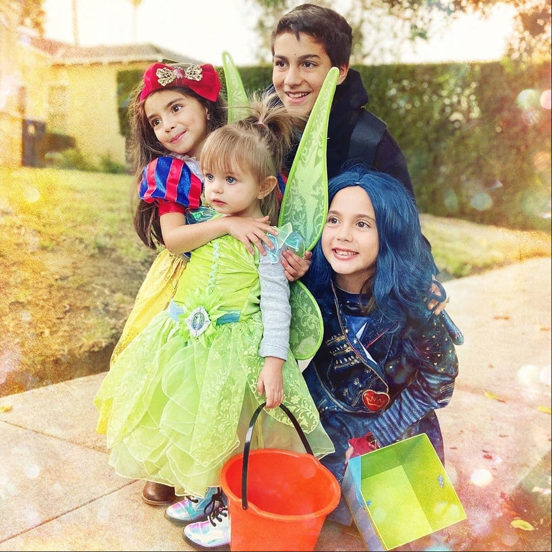 El año pasado, Aitana Derbez más que asustar, enterneció las calles de Los Ángeles, donde radica junto a sus famosos papás y hermana Aislinn, quien compartió una imagen en la que aparece disfrazada como la princesa Blancanieves mientras que su sobrina, Kailani, lució como 'Tinker Bell'.