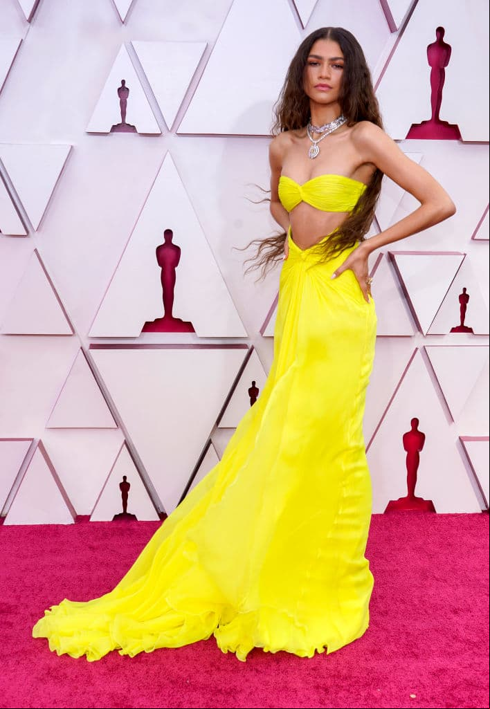 Zendaya fue otra de las famosas que desfiló por la red carpet luciendo un brillante vestido amarillo de la firma Valentino que brilla en la oscuridad.