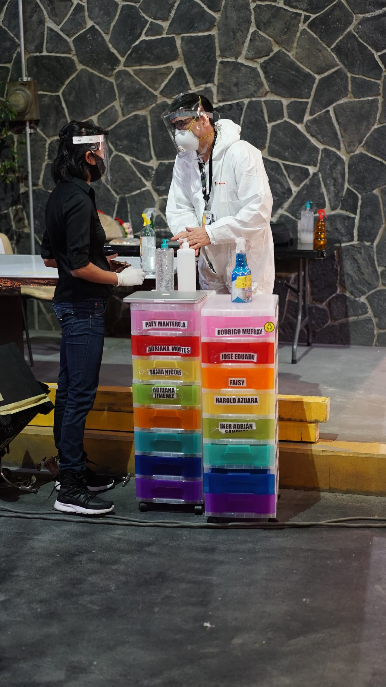 Cada uno de los actores tiene un compartimento para sus cosas y gel antibacterial y desinfectante a la mano.