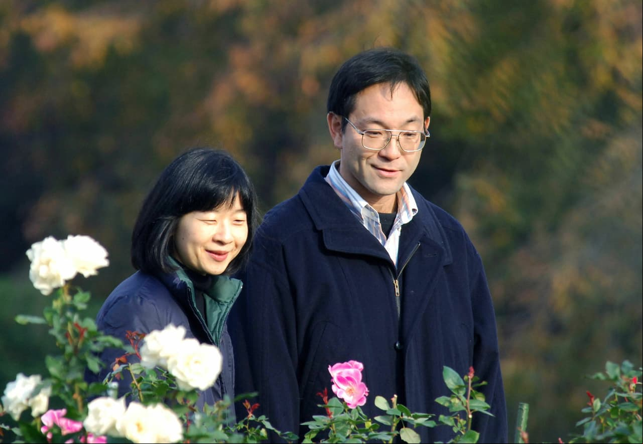 En 2005, la princesa Sayako, la hija menor de los que fueran emperadores de Japón hasta abril del año pasado, decidió casarse con el funcionario municipal y urbanista Yoshiki Kuroda. En su fiesta de compromiso, la joven anunció que abandonaría la casa imperial y su título de alteza por amor.