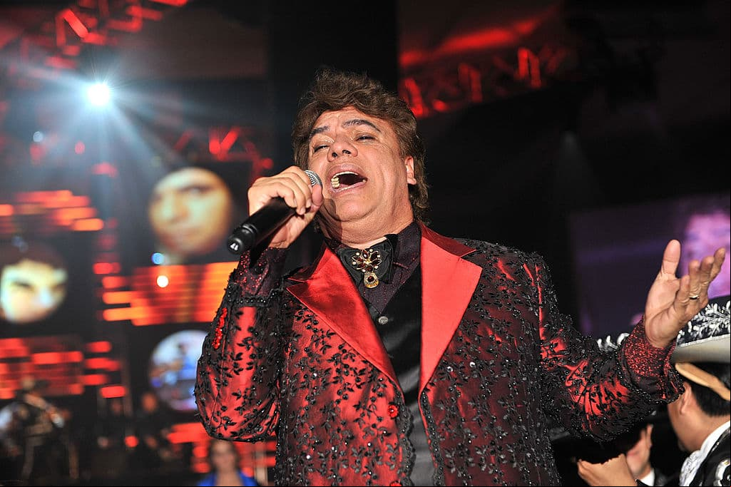 Armando Manzanero siempre se destacó por cantarle al amor y uno de sus grandes estandartes fue “Contigo Aprendí”, en una entrevista, ‘El Maestro’ declaró: La tomo como un himno y un parteaguas de esa vida tan bella que Dios Me ha dado”. La canción llevó a las voces de Alejandro Fernández, Nelson Ned, Juan Gabriel, Luis Miguel, entre muchos más.