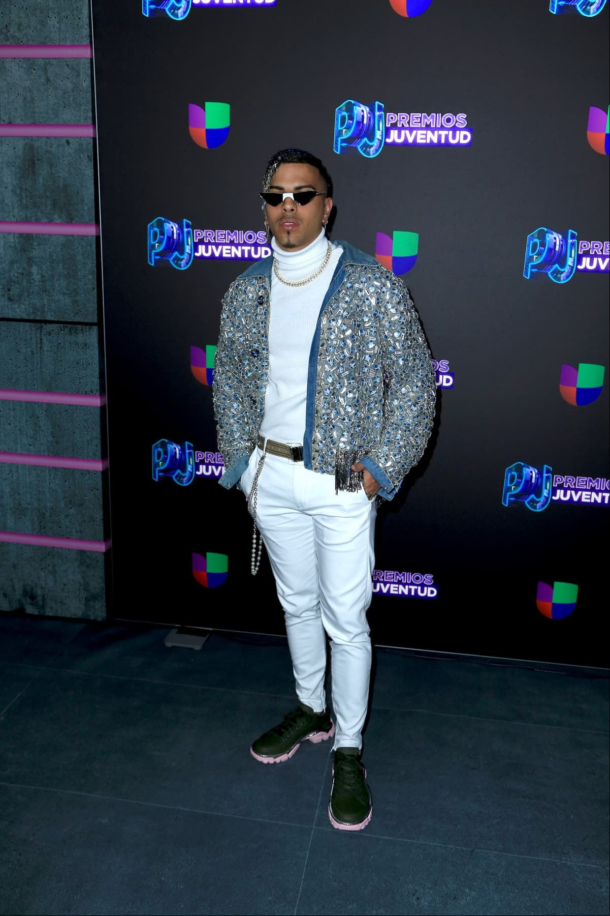 El puertorriqueño Rauw Alejandro eligió una chaqueta plateada, la cual combinó con una camisa blanca con cuello de tortuga.
