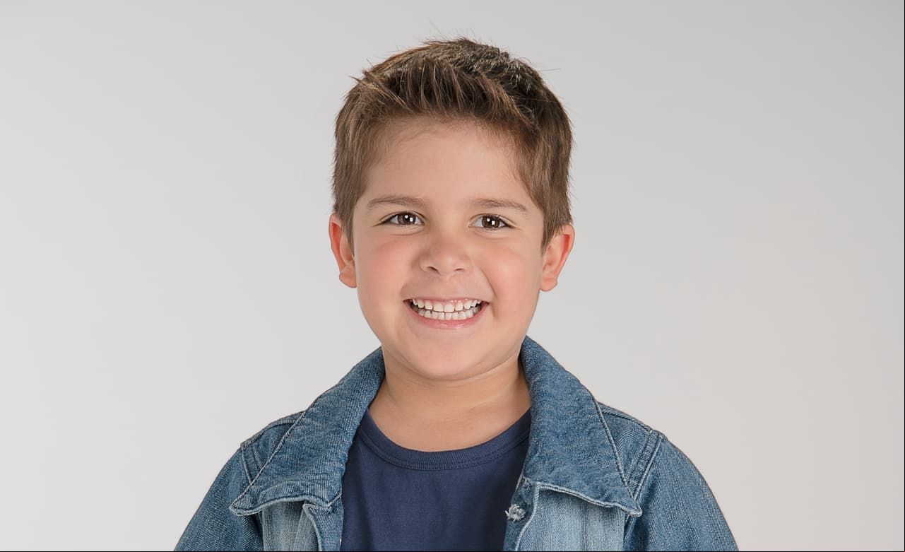 Leonardo Herrera es el pequeño "Nicolás", un niño que lucha con mucha fortaleza contra la leucemia que padece. Tiene una gran afición por los coches y, contagiado por su abuelo, el gusto por el fútbol.