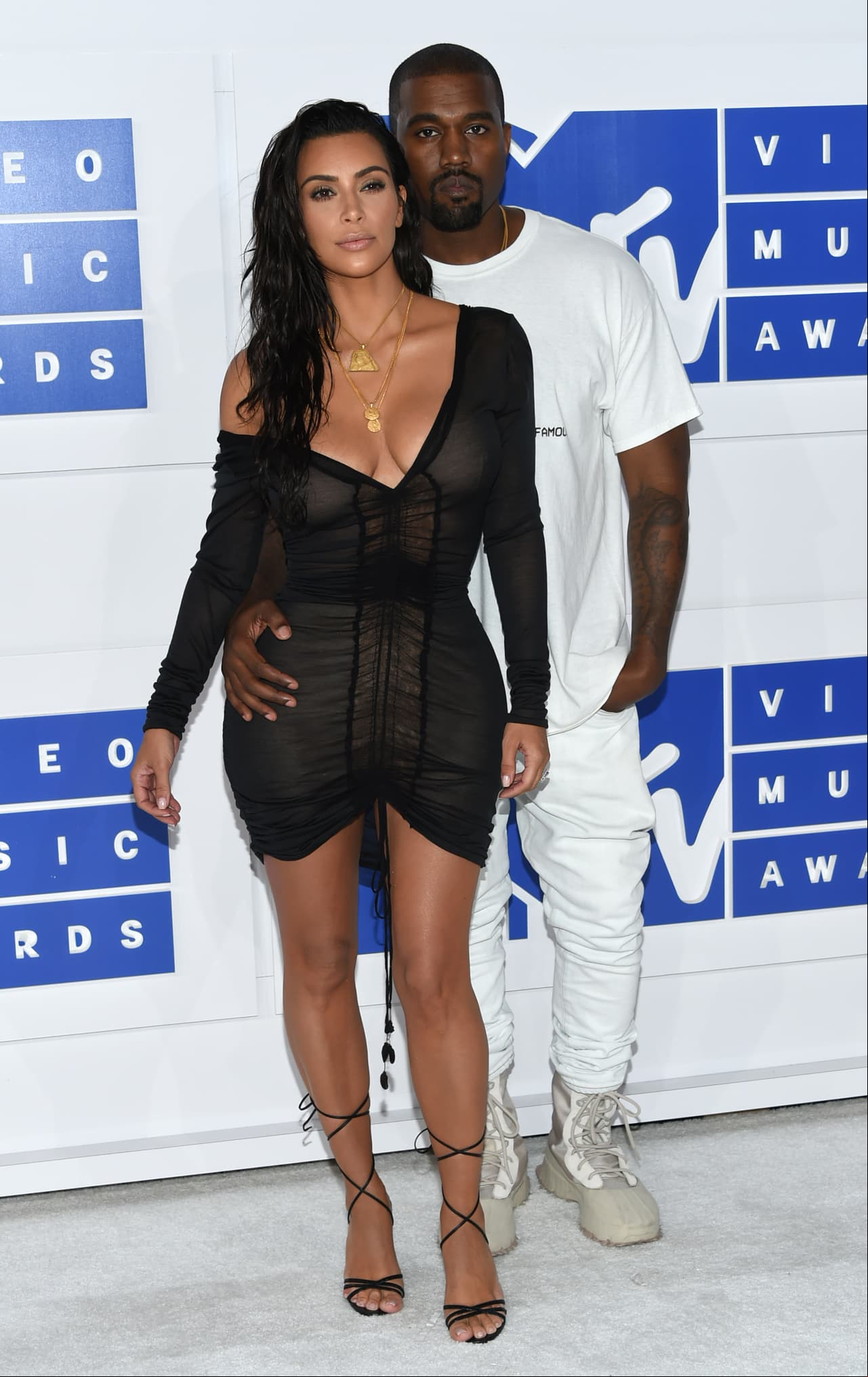 Kim Kardashian recibe serenata de Kanye West en medio de rosas